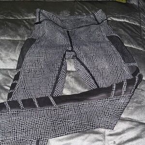 Lululemon Black and White Patterned side mesh pockets Leggings 24”
